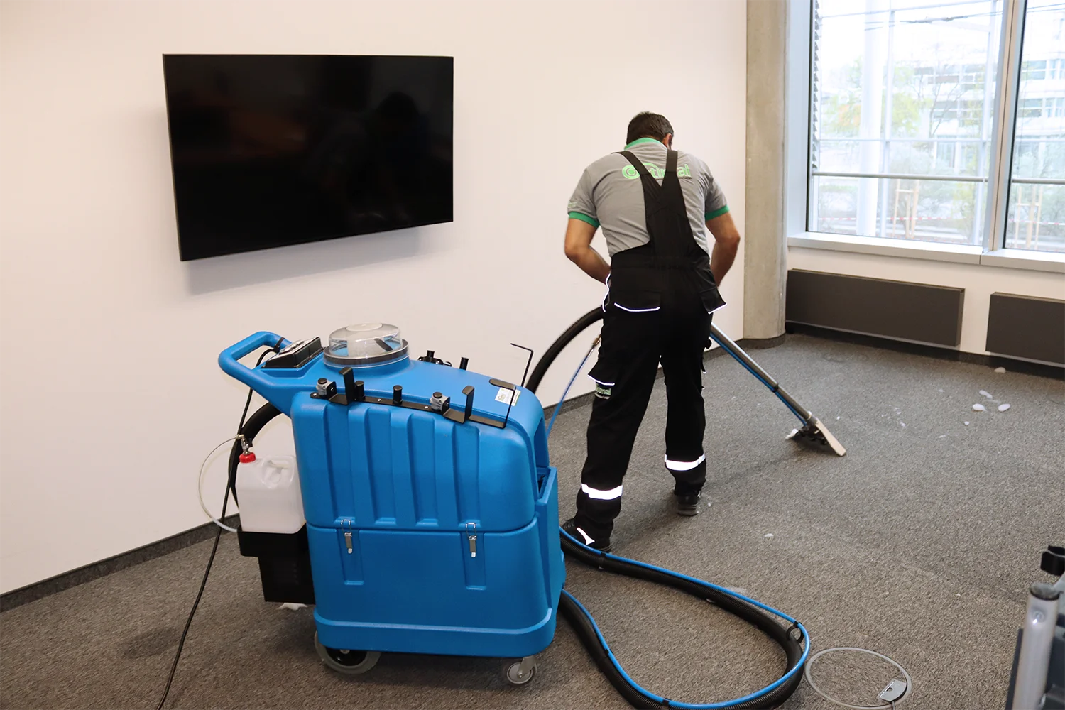optimal-gebaeudereinigung-teppichpolsterreinigung-2